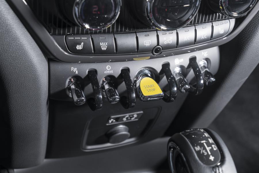 Детали интерьера Mini Cooper S E Countryman ALL4 (F60) 2017 года  (WW) (фото 107 из 173)
